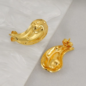 Chic 18K gold plated hammered heart stud earrings featuring a minimalist curved bean design