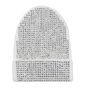 Dettaglio di un berretto in maglia bianca con strass argentati densamente applicati