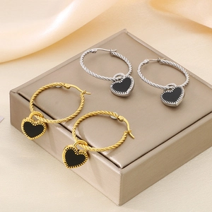 Boucles d'oreilles créoles torsadées avec pendentif cœur doré 18 carats et soie