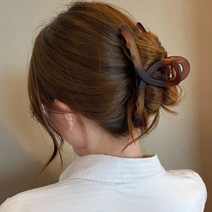 Large amber tortoiseshell hair claw clip for women, minimalist matte styling hair grip