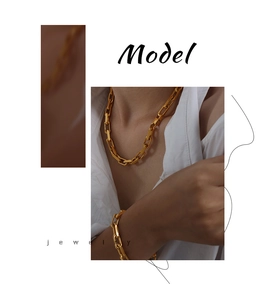 Set collana e bracciale a catena spessa placcata oro indossato da una modella