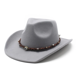 Dettaglio cappello in feltro grigio con fascia in pelle intrecciata e perla evil eye