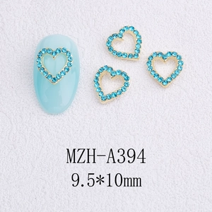 Bijoux à ongles cœur doré avec strass bleus et détails de nœud évidé