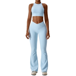 Ensemble de yoga bleu clair côtelé avec haut court et legging évasé taille haute