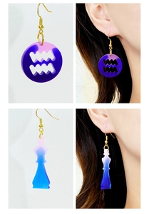 Détails des boucles d'oreilles en résine Verseau et échecs avec dégradé violet