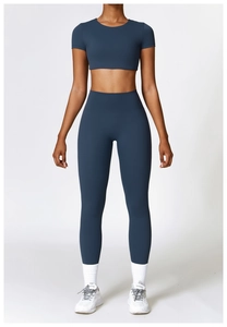 Vue détaillée d'un ensemble de yoga bleu foncé sans couture à taille haute et mat