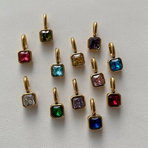 Goldenes Set aus Edelstahl-Anhängern mit bunten Zirkoniasteinen im Quadratschliff