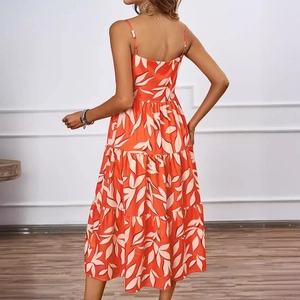 Elegantes orangefarbenes Blumen-Stufenkleid mit Spaghettiträgern und offenem Rückenansicht