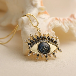 Collier œil porte-bonheur en cuivre doré avec zircons sur coquillage blanc pur