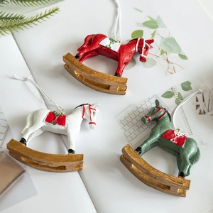 Lot de trois figurines de cheval à bascule de Noël en résine sur fond de magazine