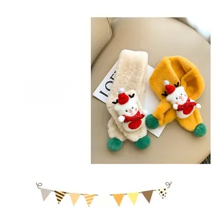 Détail d'écharpe en peluche pour bébé avec ours 3D de Noël et pompon vert festif