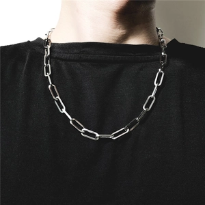 Dettaglio della collana in acciaio al titanio argento con maglie quadrate su modello