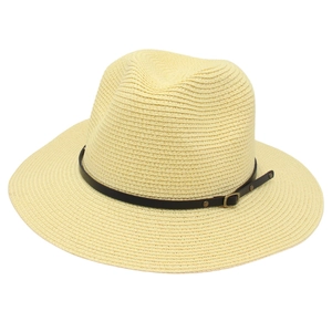 Dettaglio della trama del cappello Panama con sottile cinturino in pelle marrone