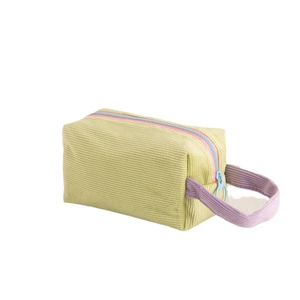 Grande borsa trucco in velluto a coste verde salvia con manico viola e zip colorata