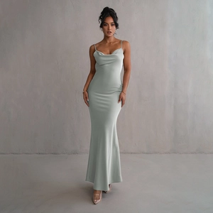 Détail de la robe en satin vert sauge avec décolleté drapé et fines bretelles élégantes