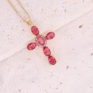 Collana a croce dorata con sei grandi pietre ovali rosse e accenti di zirconi rosa