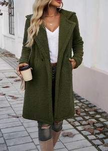 Detail von armeegrünem Teddy-Fleece-Mantel mit Doppelreiher-Design und Reverskragen