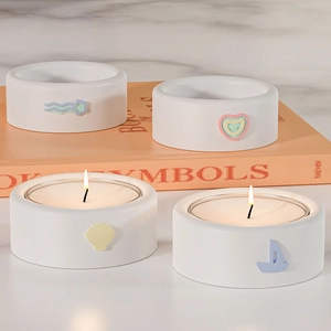 Set di 4 portacandele cilindrici bianchi con simboli marini 3D colorati e motivi arcobaleno