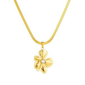 Collier à pendentif fleur dorée avec perle blanche sur une chaîne serpent plate