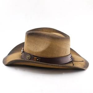 Détail du chapeau de cowboy en paille avec bords dégradés et emblème de taureau