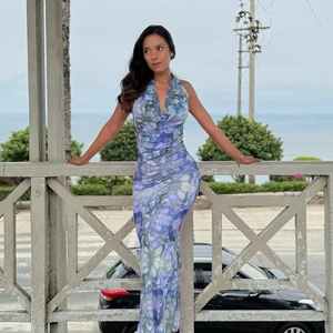 Détail d'une robe longue dos nu avec un imprimé marbré violet et bleu élégant