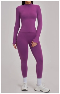 Detailansicht eines nahtlosen lila Yoga-Sets mit Daumenlöchern und Stehkragen mit Zipper
