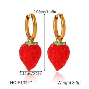 Detail of strawberry earrings with dimensions 2.95x1.11cm and weight 3.6g specs