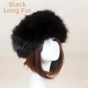 Détail d'un bonnet épais en fausse fourrure noire avec texture pelucheuse et poils longs