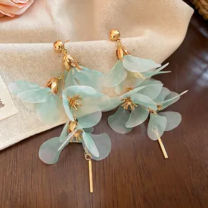 Élégantes boucles d'oreilles fleurs en tulle vert menthe et or avec pendentifs longs
