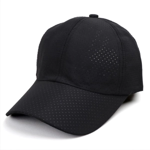 Dettaglio dei fori di ventilazione laser su cappellino sportivo nero traspirante