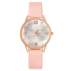 Dettaglio dell'orologio in oro rosa con lunetta in cristallo e cinturino rosa