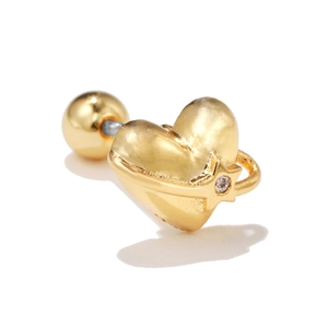 Primer plano detallado del pendiente de corazón bañado en oro 18k con estrella y circón