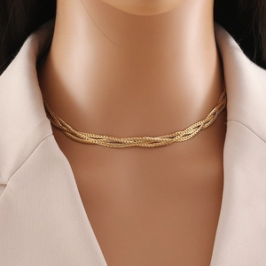 Mehrlagige goldene Choker-Halskette getragen zu einem beigen Blazer für Damen
