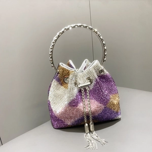 Dettaglio di strass colorati su borsa a secchiello con manico in metallo argento