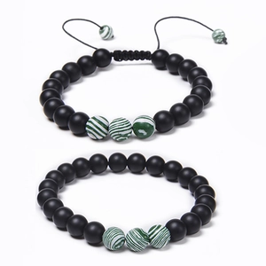 Détails de bracelets en perles noires mates de 8 mm avec accents de malachite et cordon réglable