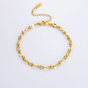 Detail of 18K gold-plated stainless steel knotted chain bracelet with lobster clasp