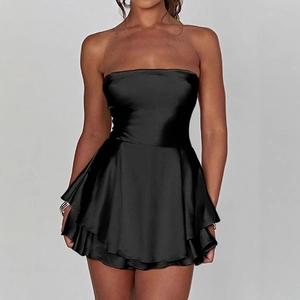 Abito corto a fascia Y2K in raso nero con orlo a balze a strati per donna elegante