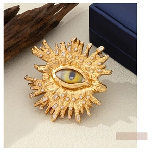 Dettaglio dell'anello vintage a occhio dorato con raggi solari e gemme lucenti