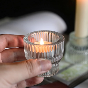 Portacandele moderno in vetro a coste con lumino acceso per decorazioni romantiche