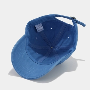 Détail de l'intérieur de la casquette en coton montrant les coutures et l'étiquette