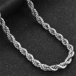 Makroansicht einer silbernen Seilkette mit gedrehter Metallstruktur und Stahlglanz