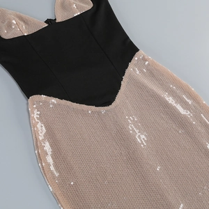 Détail de paillettes argentées sur tissu mesh champagne pour une robe de soirée chic