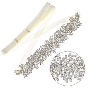Détails de la ceinture de mariée en strass argentés avec ruban de satin beige