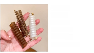 Détail d'élastiques à cheveux en spirale TPU haute élasticité blancs et marrons