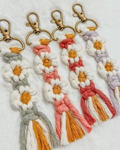 Quatre porte-clés fleurs en macramé bohème faits main avec pompons multicolores