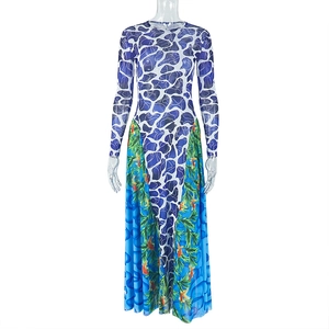 Détail de la robe en tulle transparent avec motif pierre bleue et corail tropical