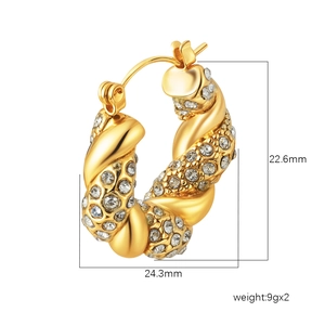 Vue détaillée des boucles d'oreilles créoles torsadées dorées avec cristaux et dimensions