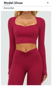 Détail de la taille haute croisée en V sur le legging de yoga rouge cerise