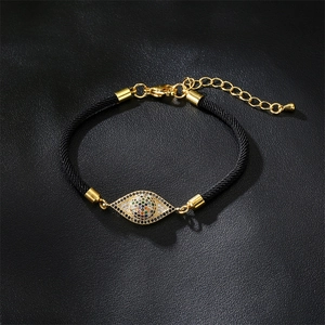 Détail macro d'un bracelet œil protecteur ajustable avec zircons et fermoir mousqueton