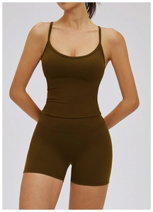 Détail montrant la texture mate et le tissu extensible du ensemble de yoga olive
